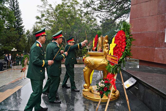 Khối lực lượng vũ trang dâng hoa, dâng hương viếng các Anh hùng liệt sĩ