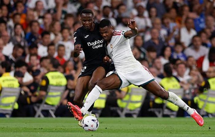 Denzel Dumfries tận dụng cơ hội dâng cao khá tốt nhưng chuyền bóng chưa chuẩn xác và cần Konate bọc lót.