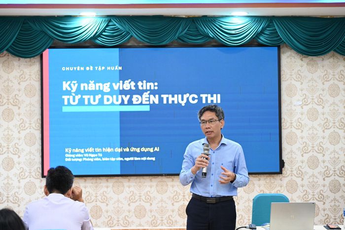 Giảng viên Vũ Ngọc Tú, Phó Giám đốc Báo và Phát thanh, Truyền hình Lâm Đồng truyền tải các kiến thức về ứng dụng chuyển đổi số