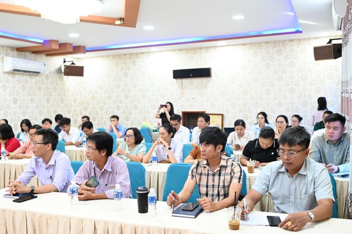 Các cán bộ khuyến nông thuộc Trung tâm Dịch vụ Tổng hợp các xã, phường phía Đông Lâm Đồng tham gia lớp tập huấn