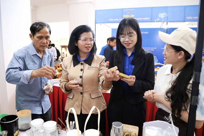 Các đại biểu tham gia không gian trưng bày, tìm hiểu các sản phẩm, dự án khởi nghiệp tham gia tại cuộc thi