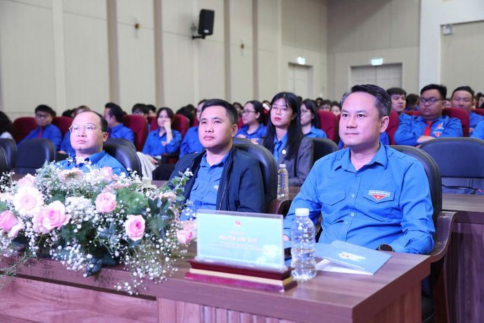 Anh Nguyễn Kim Quy, Bí thư Ban Chấp hành Trung ương Đoàn, Phó Chủ tịch Thường trực Trung ương Hội Liên hiệp Thanh niên Việt Nam (thứ nhất từ phải qua) cùng các đại biểu tham dự