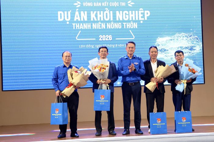 Ban Tổ chức tặng hoa, quà cho Ban Giám khảo