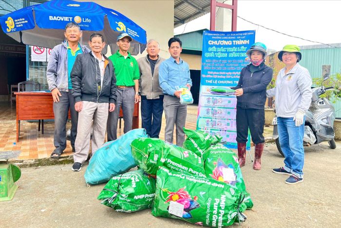 Chương trình "Đổi rác thải lấy quà tặng" được người dân phường Lang Biang - Đà Lạt hưởng ứng tham gia