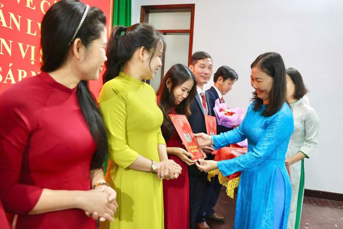 Đồng chí Phạm Thị Phượng, Bí thư Đảng ủy, Chủ tịch HĐND trao Quyết định bổ nhiệm cán bộ lãnh đạo, quản lý các trường học sau sắp xếp