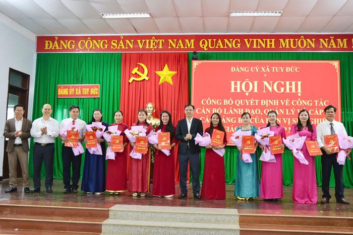 Công bố quyết định thành lập Đảng bộ các trường học sau sắp xếp và quyết định chỉ định nhân sự cấp ủy các tổ chức đảng tại các trường học sau sáp nhập