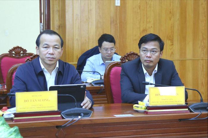 Tỉnh ủy viên, Phó Chủ tịch UBND tỉnh Đinh Văn Tuấn và lãnh đạo Văn phòng UBND tỉnh Lâm Đồng tham dự hội nghị tại điểm cầu Lâm Đồng