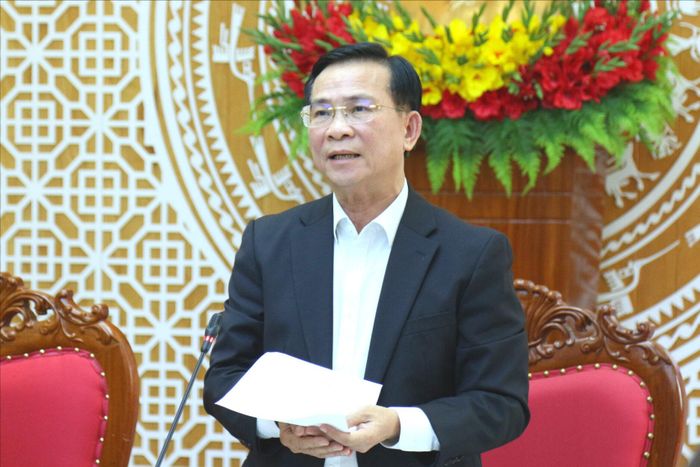Ủy viên Ban Chấp hành Trung ương Đảng, Phó Bí thư Tỉnh ủy, Chủ tịch UBND tỉnh Hồ Văn Mười báo cáo kết quả liên quan đến nâng cao chất lượng giáo dục phổ thông vùng đồng bào dân tộc thiểu số