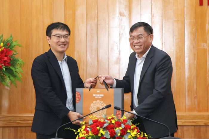 Tỉnh ủy viên, Phó Chủ tịch UBND tỉnh Võ Ngọc Hiệp tặng món quà lưu niệm của tỉnh Lâm Đồng đến Văn phòng JICA Việt Nam