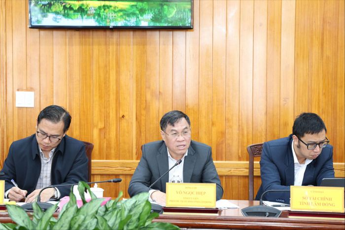 Tỉnh ủy viên, Phó Chủ tịch UBND tỉnh Lâm Đồng Võ Ngọc Hiệp báo cáo về tiến độ các tiểu dự án