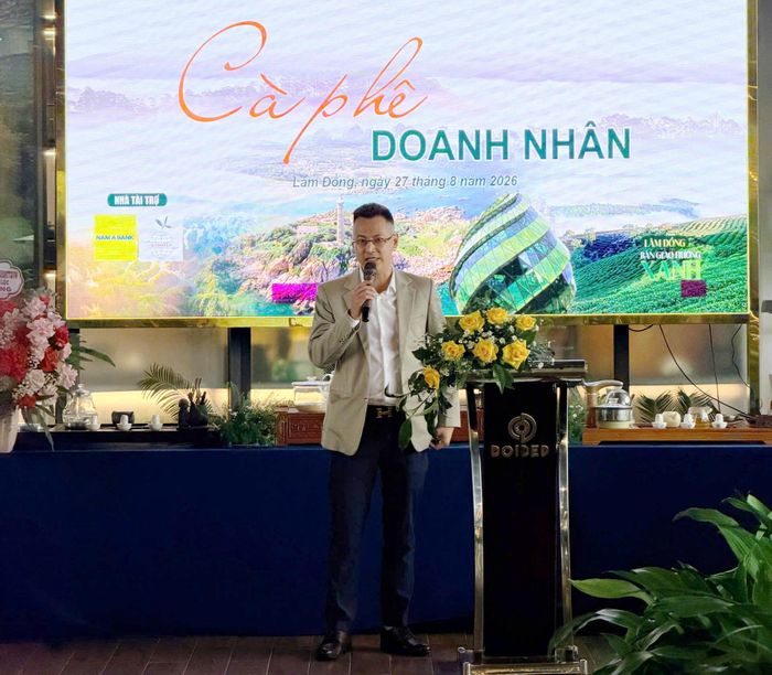 Phó Giám đốc Trung tâm Xúc tiến Đầu tư, Thương mại và Du lịch tỉnh Lâm Đồng Huỳnh Ngọc Tú trao đổi tại chương trình