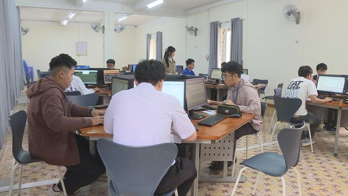 Các thí sinh cấp THPT thi kỹ năng lập trình