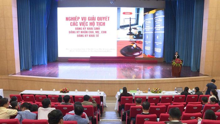 Báo cáo viên truyền đạt các chuyên đề nghiệp vụ chuyên sâu và lồng ghép trao đổi một số tình huống thực tiễn