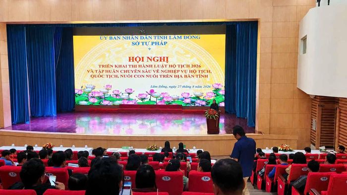 Hơn 400 cán bộ, công chức làm công tác tư pháp - hộ tịch và tiếp nhận, giải quyết thủ tục hành chính tại các địa phương trong tỉnh tham dự hội nghị