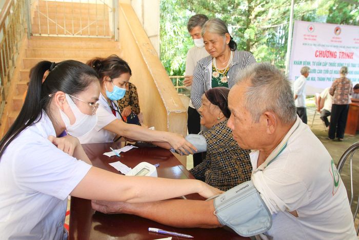 Người cao tuổi được khám sức khỏe định kỳ hoặc khám sàng lọc miễn phí ít nhất 1 lần/năm và được lập hồ sơ theo dõi, quản lý sức khỏe