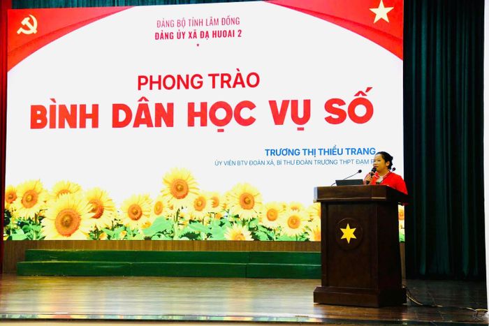 Thí sinh Trương Thị Thiều Trang, giáo viên Trường THPT Đạm Ri, xã Đạ Huoai 2 đại diện Đảng bộ tỉnh Lâm Đồng thuyết trình tại Hội thi