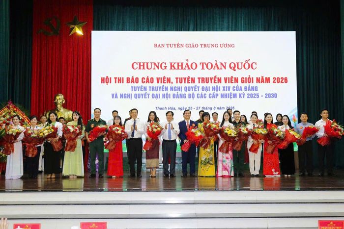 Ban Tổ chức hội thi tặng hoa cho các thí sinh dự thi vòng Chung khảo