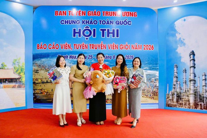Đoàn Lâm Đồng chúc mừng thí sinh Trương Thị Thiều Trang hoàn thành phần dự thi