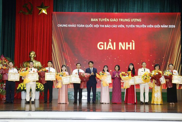 Tuyên truyền viên Trương Thị Thiều Trang, giáo viên Trường THPT Đạm Ri, xã Đạ Huoai 2 đại diện Đảng bộ tỉnh Lâm Đồng (ngoài cùng bên phải) nhận giải Nhì Chung khảo toàn quốc Hội thi Báo cáo viên, tuyên truyền viên giỏi năm 2026