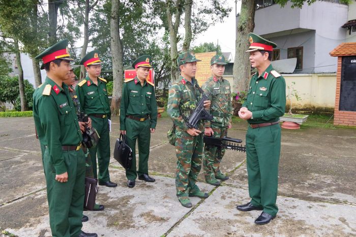Thiếu tướng Lê Ngọc Hải, Phó Tham mưu trưởng Quân khu 7 trao đổi với cán bộ, chiến sĩ các đơn vị