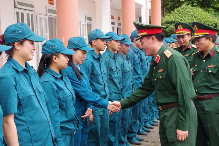 Thăm, động viên lực lượng dân quân thường trực