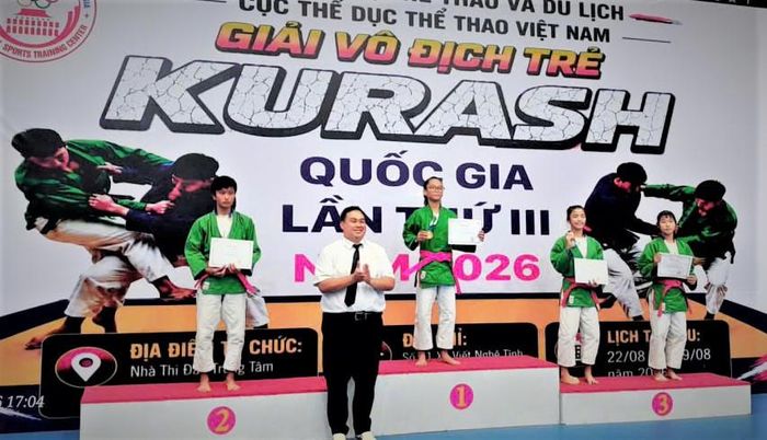 VĐV Huỳnh Trần Mỹ Uyên của Lâm Đồng trên bục nhận huy chương Vàng. Mỹ Uyên đã giành 2 huy chương Vàng tại giải