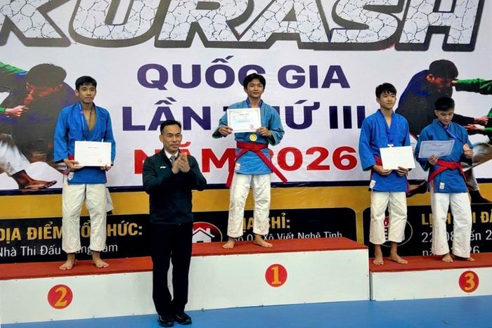 Ban tổ chức trao HC vàng cho VĐV Ngô Minh Thành của đoàn Lâm Đồng