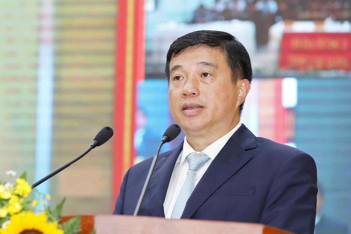 Đồng chí Y Thanh Hà Niê Kđăm, Ủy viên Ban Chấp hành Trung ương Đảng, Bí thư Tỉnh ủy, Trưởng Đoàn ĐBQH tỉnh Lâm Đồng phát biểu tại hội nghị