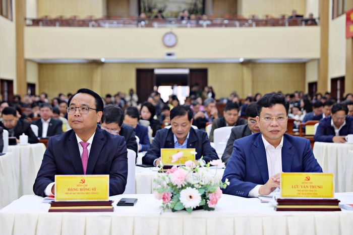 Các đồng chí: Đặng Hồng Sỹ, Phó Bí thư Thường trực Tỉnh ủy; Lưu Văn Trung, Phó Bí thư Tỉnh ủy, Chủ tịch HĐND tỉnh tham dự hội nghị