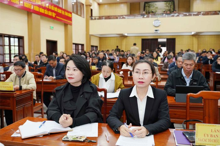 Đại biểu lắng nghe lãnh đạo tỉnh Lâm Đồng quán triệt các nghị quyết