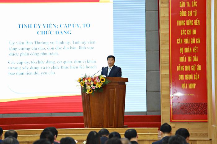 Đồng chí Y Thanh Hà Niê Kđăm, Ủy viên Ban Chấp hành Trung ương Đảng, Bí thư Tỉnh ủy, Trưởng Đoàn ĐBQH tỉnh Lâm Đồng phát biểu kết luận hội nghị