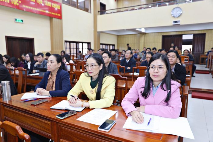 Cán bộ, công chức, viên chức các sở, ngành tham dự Hội nghị