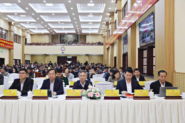 Các đồng chí trong Ban Thường vụ Tỉnh ủy dự hội nghị