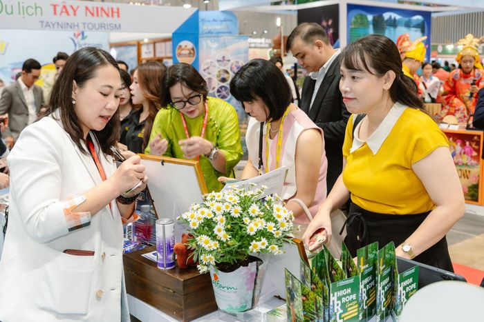 Gian hàng thông tin đến du khách về các hoạt động, sản phẩm du lịch và chương trình Festival Hoa Đà Lạt lần thứ XI - năm 2026