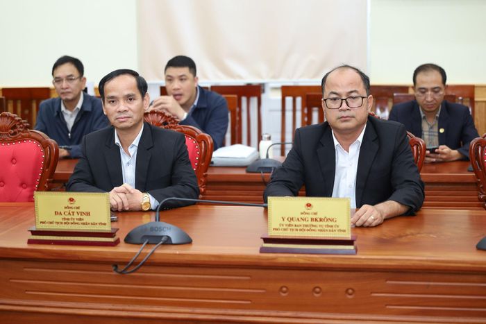 Đồng chí Y Quang BKrông, Ủy viên Ban Thường vụ Tỉnh ủy, Phó Chủ tịch HĐND tỉnh và đồng chí Đa Cát Vinh, Tỉnh ủy viên, Phó Chủ tịch HĐND tỉnh dự lễ
