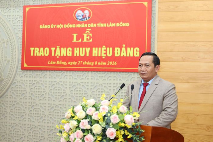 Đồng chí K’Mák, Ủy viên Ban Thường vụ Tỉnh ủy, Phó Chủ tịch HĐND tỉnh, Bí thư Đảng ủy HĐND tỉnh phát biểu tại buổi lễ