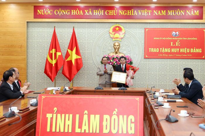Đồng chí K’Mák, Ủy viên Ban Thường vụ Tỉnh ủy, Phó Chủ tịch HĐND tỉnh, Bí thư Đảng ủy HĐND tỉnh trao tặng Huy hiệu 35 năm tuổi Đảng và Quyết định tặng Huy hiệu Đảng của Ban Thường vụ Tỉnh ủy cho đồng chí Dương Khắc Mai