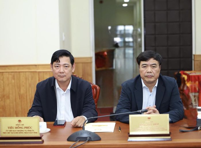 Đồng chí Tiêu Hồng Phúc, Ủy viên Ban Thường vụ Tỉnh ủy, Phó Bí thư Đảng ủy, Phó Chủ tịch HĐND tỉnh và Đặng Đức Hiệp, Ủy viên Ban Thường vụ Tỉnh ủy, Phó Trưởng Đoàn chuyên trách Đoàn ĐBQH tỉnh dự lễ