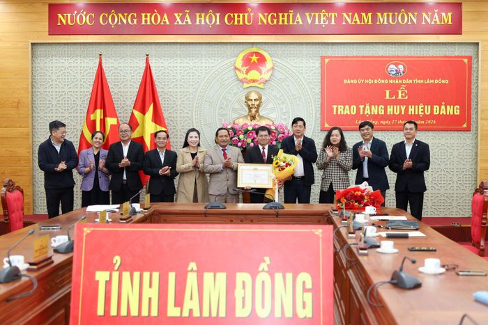 Các đồng chí đại biểu chụp hình lưu niệm và chúc mừng đồng chí Dương Khắc Mai tại buổi lễ