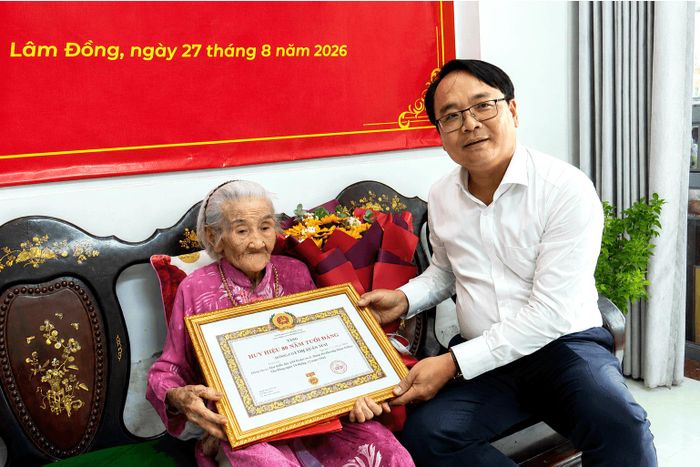 Đồng chí Đặng Hồng Sỹ, Phó Bí thư Thường trực Tỉnh ủy Lâm Đồng trao Huy hiệu 80 năm tuổi Đảng đợt 2/9 cho đảng viên Lâm Thị Xuân Mai