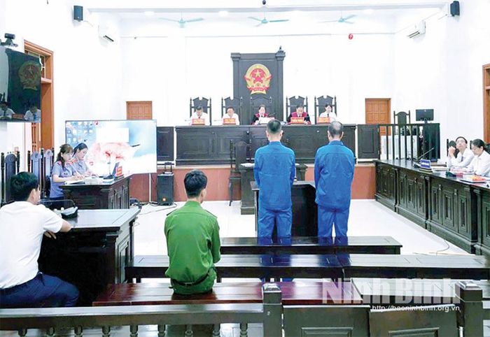 Hội thẩm nhân dân tham gia xét xử tại Tòa án nhân dân tỉnh.