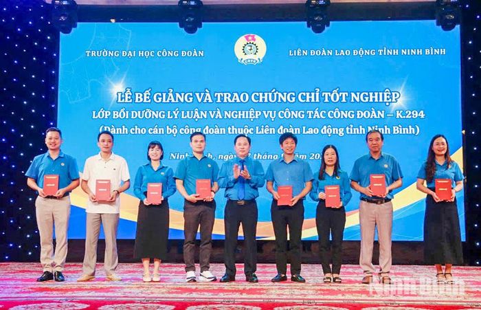 Phó Giáo sư, Tiến sĩ Lê Mạnh Hùng, Hiệu trưởng Trường Đại học Công đoàn trao Chứng chỉ tốt nghiệp cho các học viên.