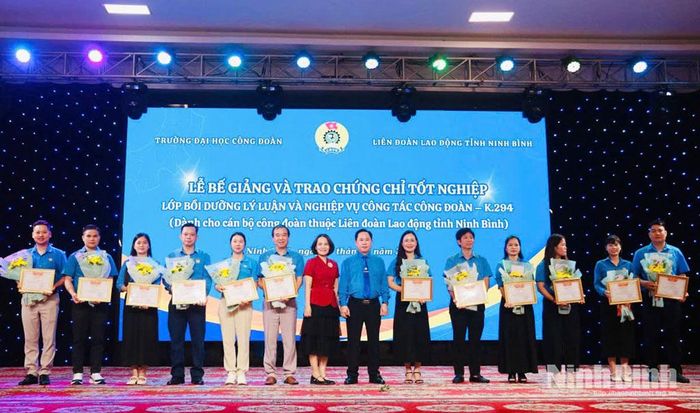 Phó Giáo sư, Tiến sĩ Lê Mạnh Hùng, Hiệu trưởng Trường Đại học Công đoàn trao Giấy khen cho các học viên có thành tích trong quá trình học tập.
