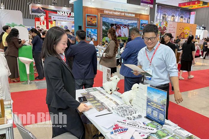 Khách hàng tham khảo các thông tin tại gian hàng Du lịch Ninh Bình. Ảnh: Văn Minh