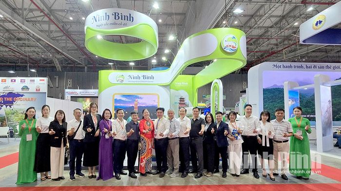 Đại diện Sở Du lịch, Hiệp hội Du lịch tỉnh và các đối tác chụp ảnh lưu niệm tại gian hàng Du lịch Ninh Bình. Ảnh: Văn Minh