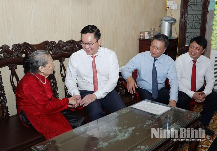 Đồng chí Trần Đăng Quỳnh, Ủy viên dự khuyết Trung ương Đảng, Phó Bí thư Thường trực Tỉnh ủy và các đại biểu ân cần thăm hỏi đồng chí Nguyễn Thị Hòa, đảng viên Chi bộ Tổ dân phố Thống Nhất 1, Đảng bộ phường Nam Định.