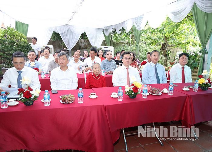 Các đại biểu dự buổi lễ.
