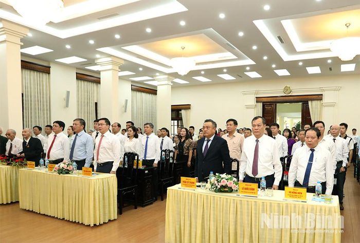 Các đại biểu thực hiện nghi lễ chào cờ.