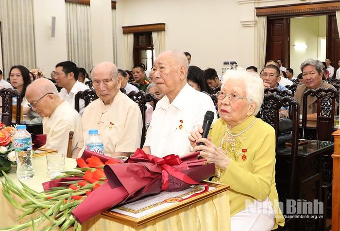 Đồng chí Trần Thị Hường, đảng viên Đảng bộ phường Nam Định thay mặt các đảng viên lão thành phát biểu tại Lễ trao tặng.