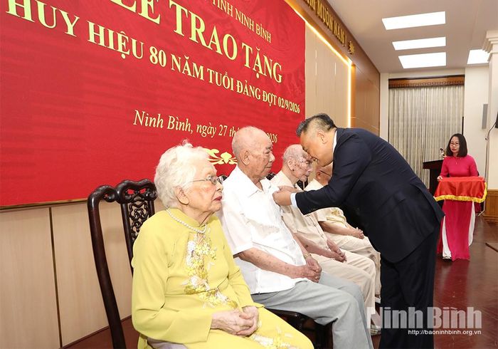 Đồng chí Trần Sỹ Thanh, Ủy viên Bộ Chính trị, Bí thư Trung ương Đảng, Chủ nhiệm Ủy ban Kiểm tra Trung ương gắn Huy hiệu 80 năm tuổi Đảng cho các đảng viên lão thành.